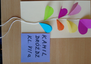Kartka walentynkowa wykonana przez Kamila Dróżdża ucznia klasy VII a SPS- różnokolorowe serduszka naklejone na kartkę.